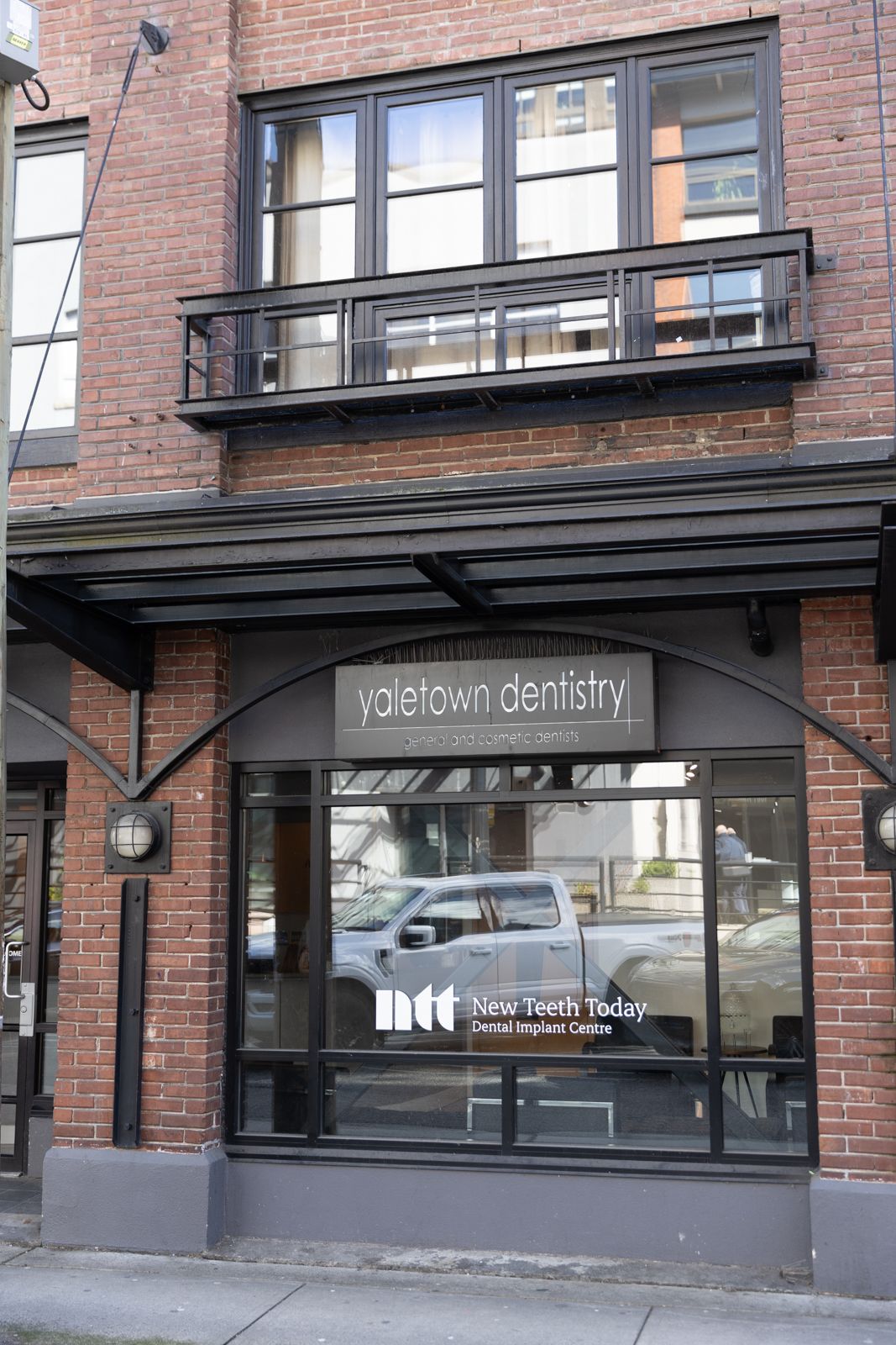 The red brick Yaletown Dentistry building on Hamilton Street